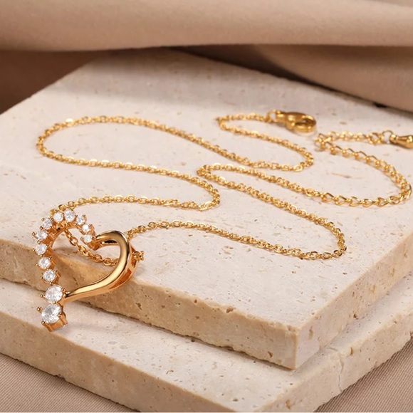 💛Romantic CZ Heart Necklace - Picture 3 of 5